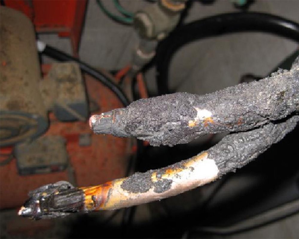 電源ケーブルの焼損例