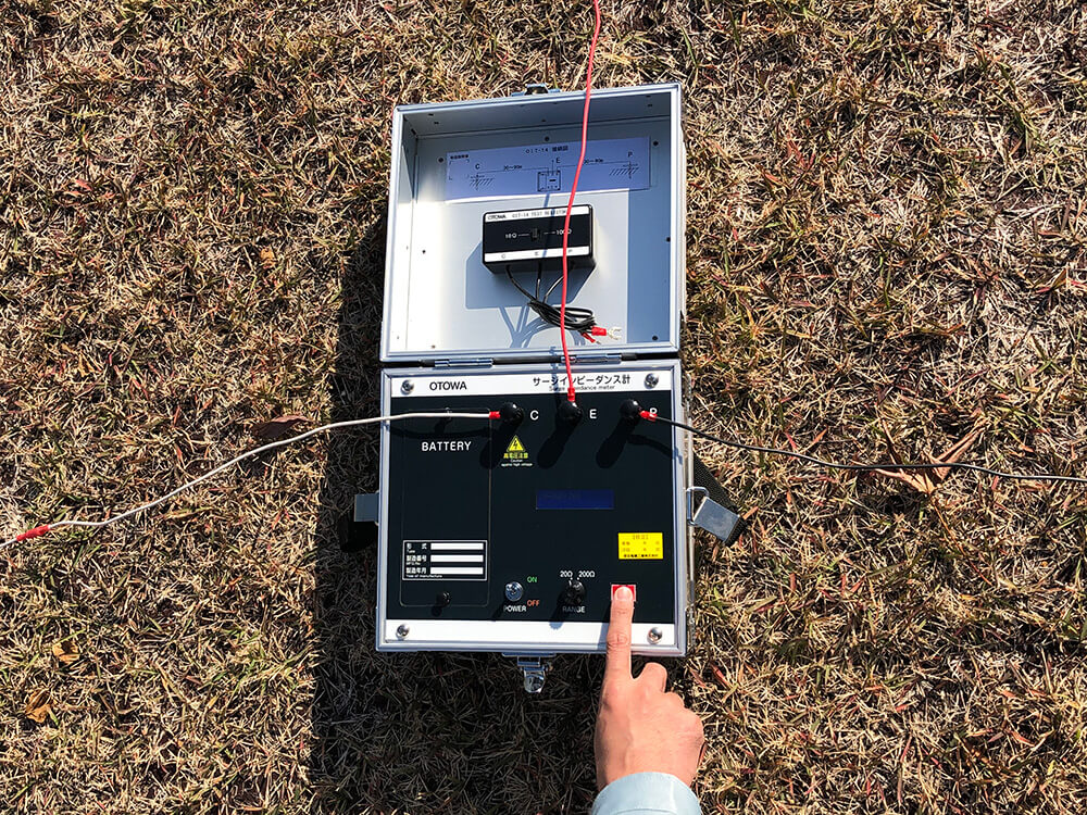 接地抵抗計では測定できない過渡的な接地抵抗値（実効サージインピーダンス※）を測定