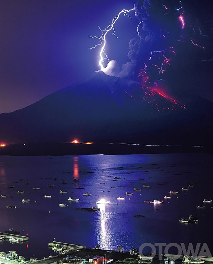 第11回 雷写真コンテスト受賞作品 グランプリ -火山雷・南岳（桜島）への直撃-