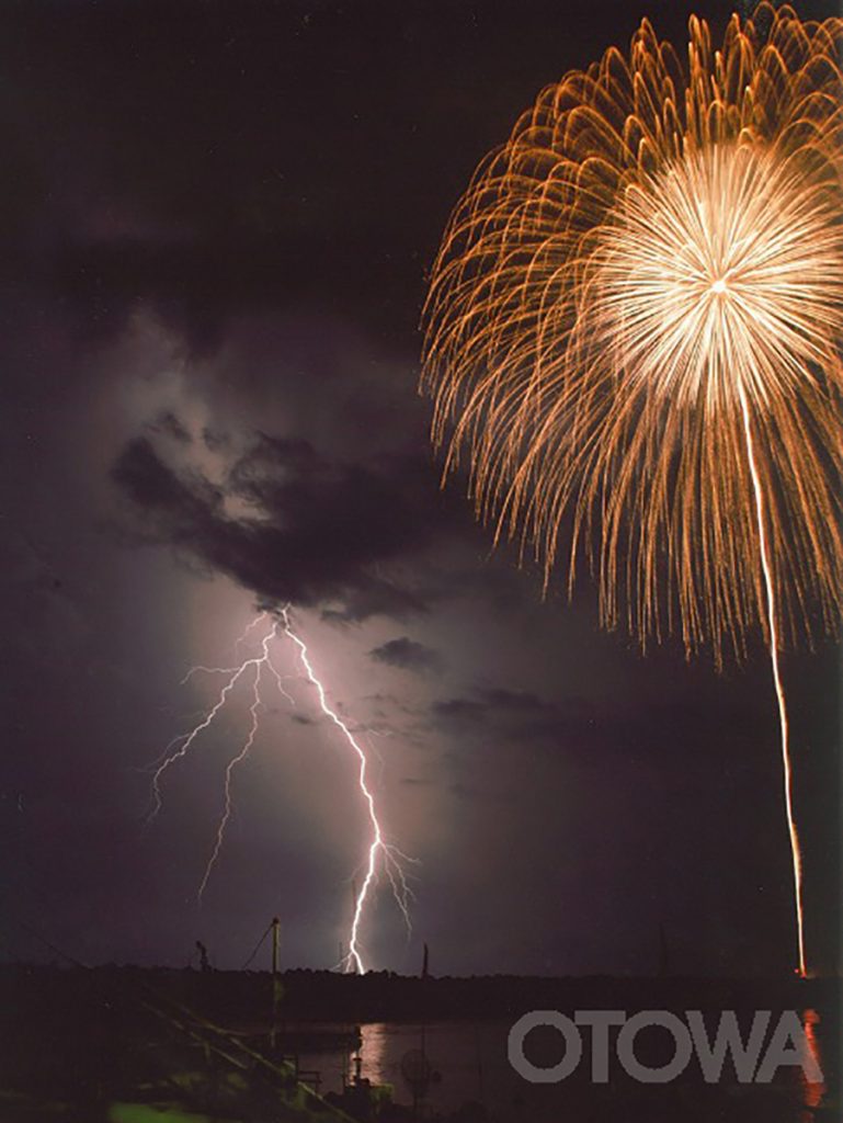 第4回 雷写真コンテスト受賞作品 グランプリ -夜空のダンス-