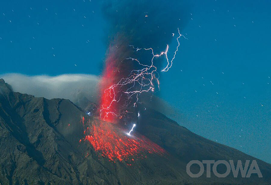 第14回 雷写真コンテスト受賞作品 銀賞 -満月の噴火-