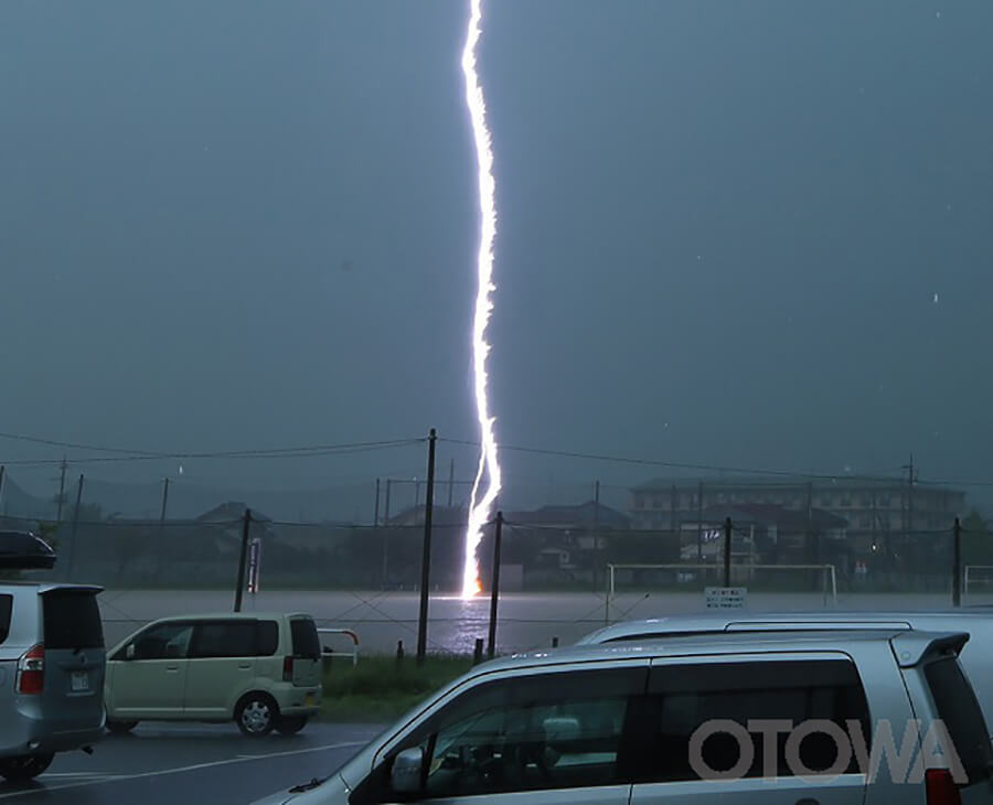 第11回 雷写真コンテスト受賞作品 銀賞 -目前のグラウンドへの落雷（拡大）-