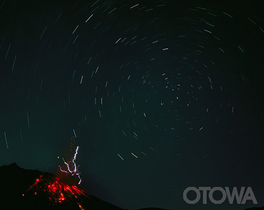 第7回 雷写真コンテスト受賞作品 銀賞 -昭和火口の爆発と火山雷-