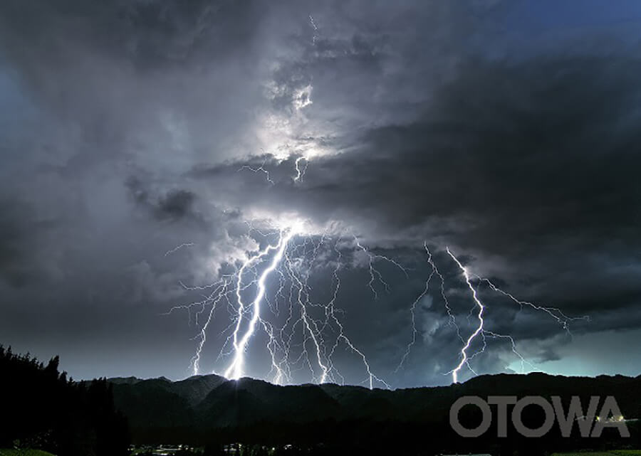 第9回 雷写真コンテスト受賞作品 銀賞 -雷神　怒りの鉄槌-