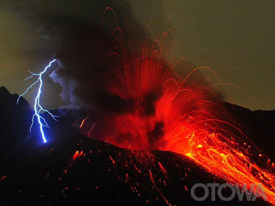 第10回 雷写真コンテスト受賞作品 銅賞 -燃え上がる桜島-