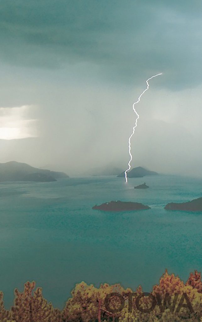 第14回 雷写真コンテスト受賞作品 銅賞 -ロコ湖の雷雨-