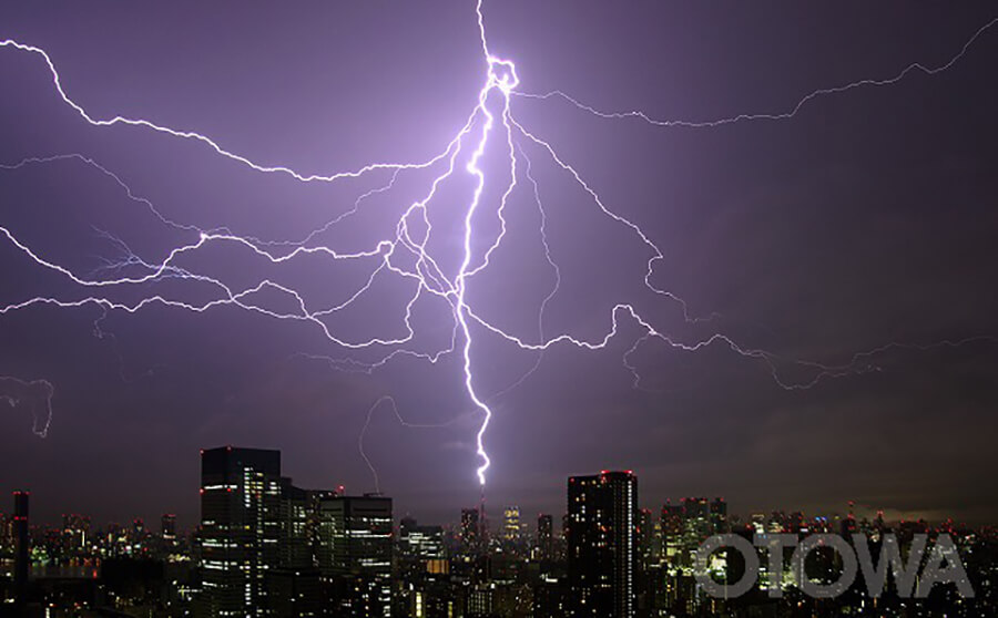 第6回 雷写真コンテスト受賞作品 銅賞 -50年目の落雷-