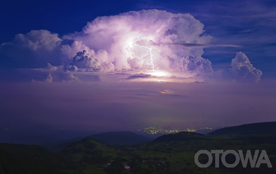 第9回 雷写真コンテスト受賞作品 銅賞 -雲上の落雷-