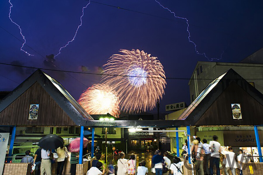 第12回 雷写真コンテスト受賞作品 銅賞 -雨宿りの先には-