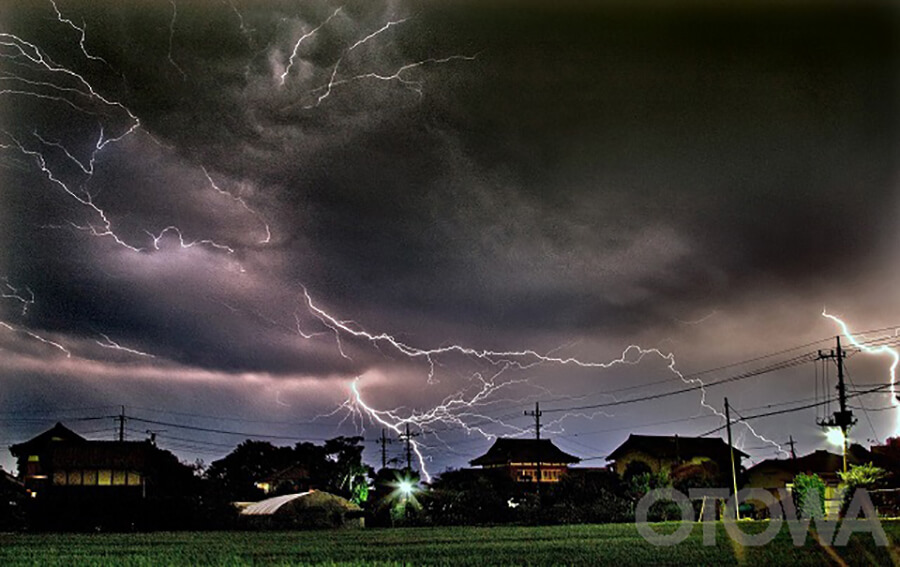 第6回 雷写真コンテスト受賞作品 銅賞 -夜空の閃光-