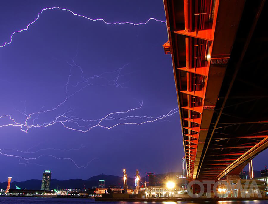 第5回 雷写真コンテスト受賞作品 銅賞 -閃光の神戸港(1)-