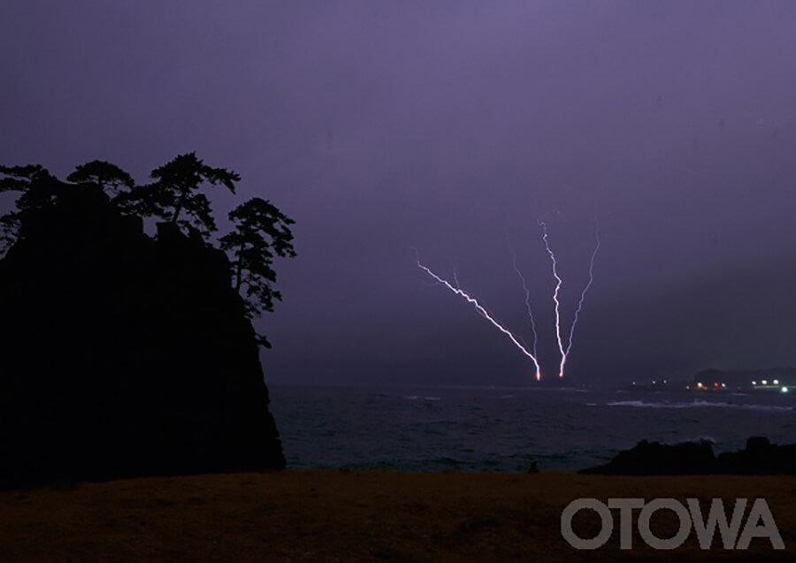 第6回 雷写真コンテスト受賞作品 学術賞 -対岸の被雷（越前海岸）-