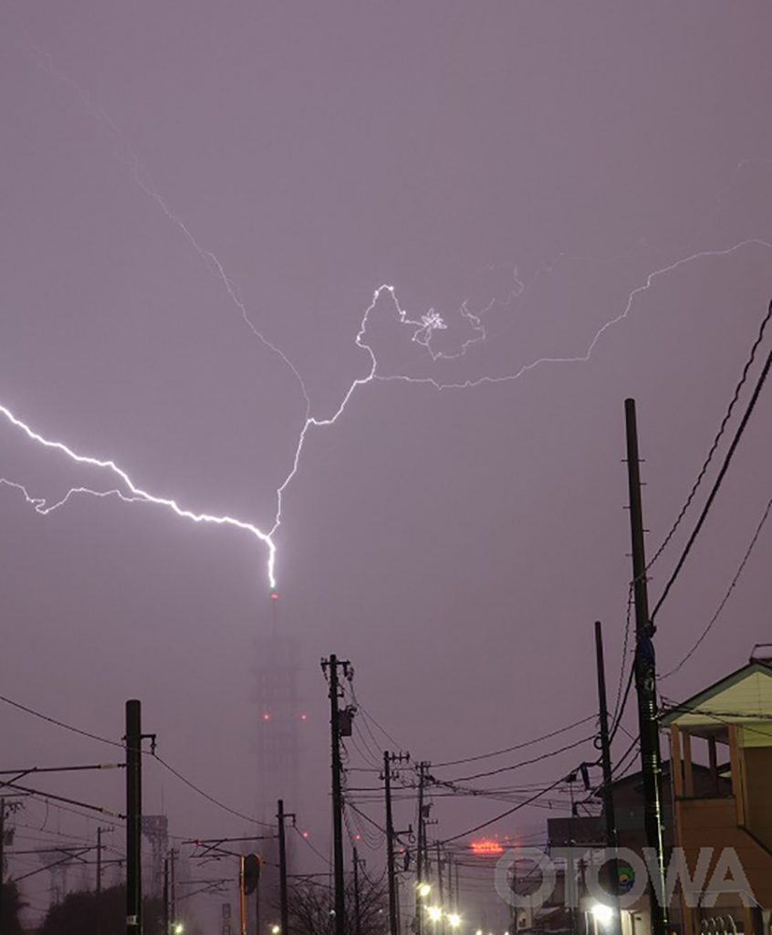 第9回 雷写真コンテスト受賞作品 佳作 -1km先に落ちた-