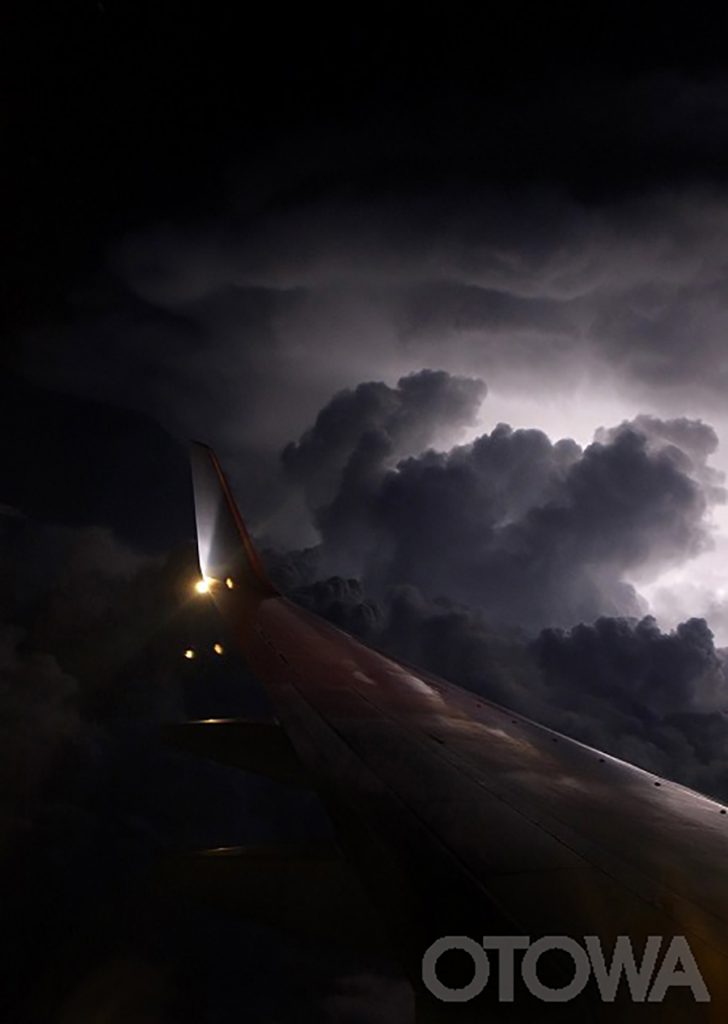 第10回 雷写真コンテスト受賞作品 佳作 -雷雲へのフライト-