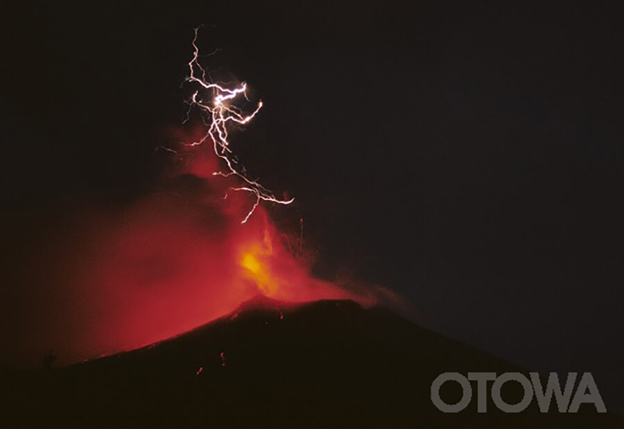 第5回 雷写真コンテスト受賞作品 学術賞 -噴火と火山雷（桜島）-