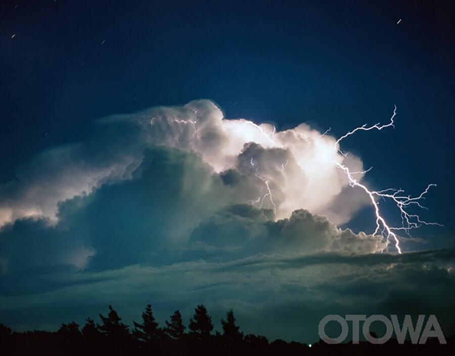 第3回 雷写真コンテスト受賞作品 佳作 -暴れる夜空-