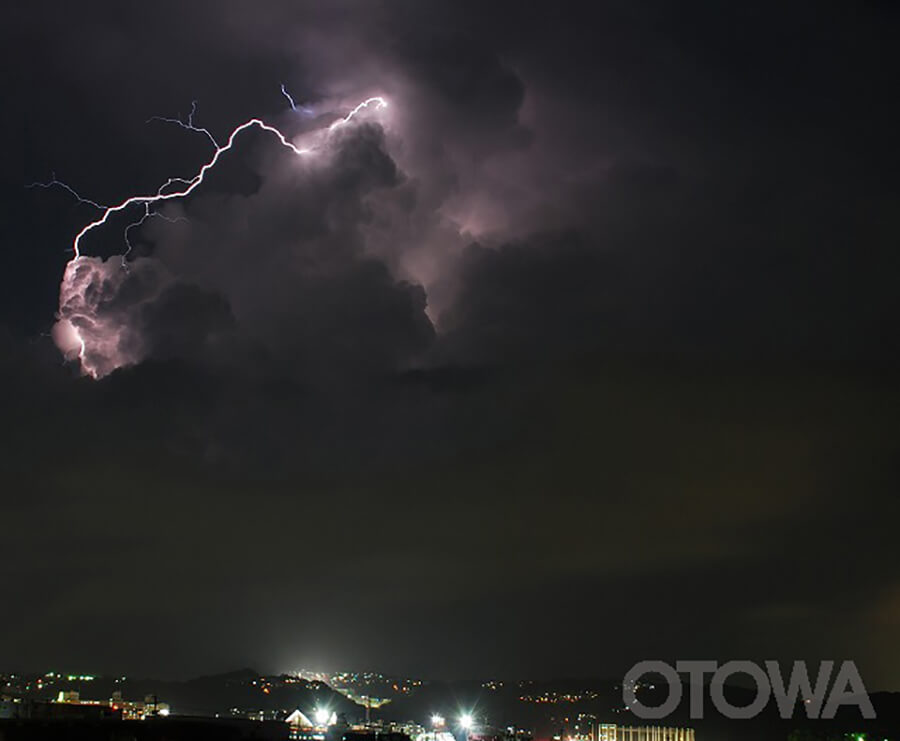 第8回 雷写真コンテスト受賞作品 佳作 -雷光駆ける-