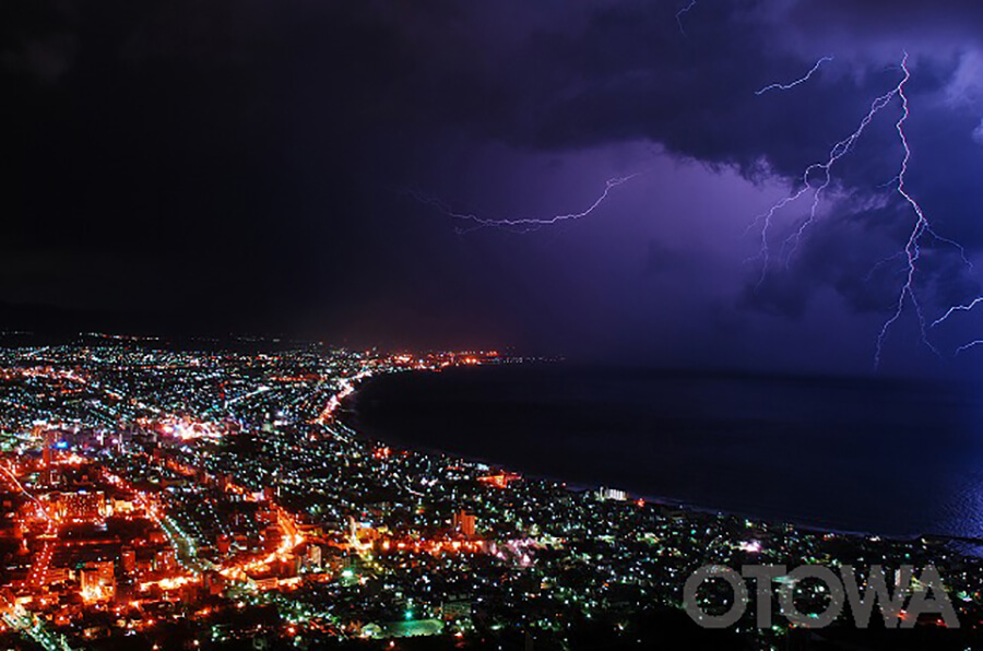 第11回 雷写真コンテスト受賞作品 佳作 -夜景と雷のコラボ-