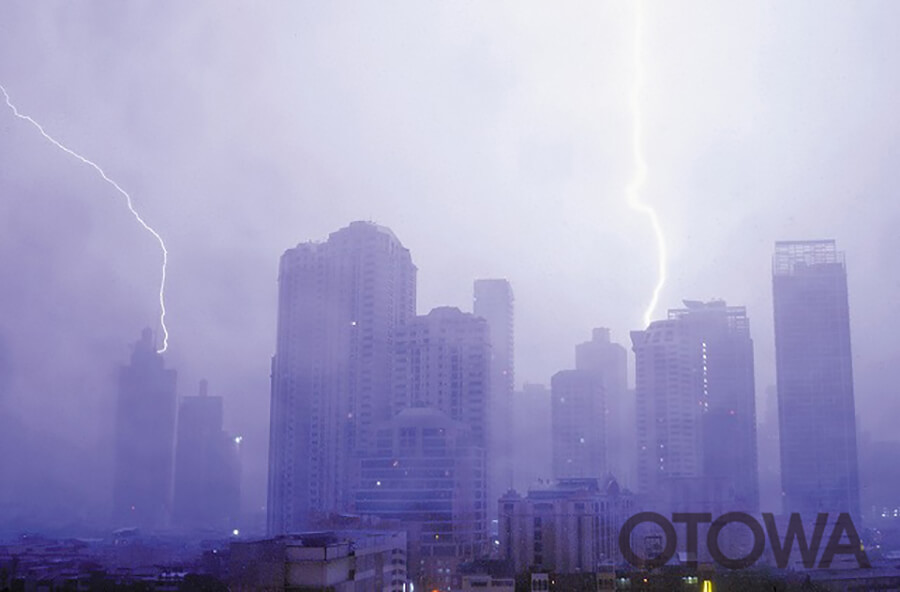 第7回 雷写真コンテスト受賞作品 佳作 -雨沫く街-