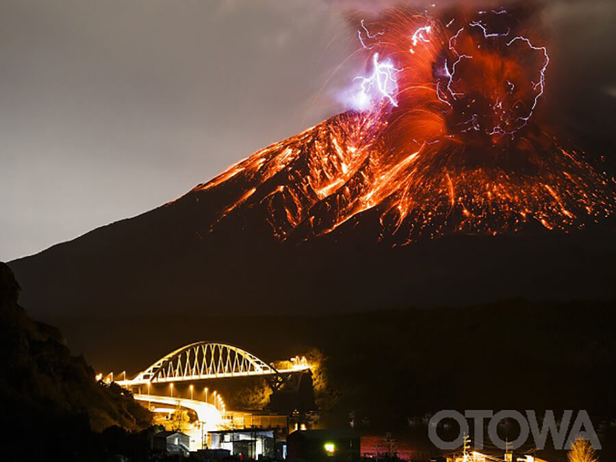 第14回 雷写真コンテスト受賞作品 佳作 -雷呼ぶ活火山-