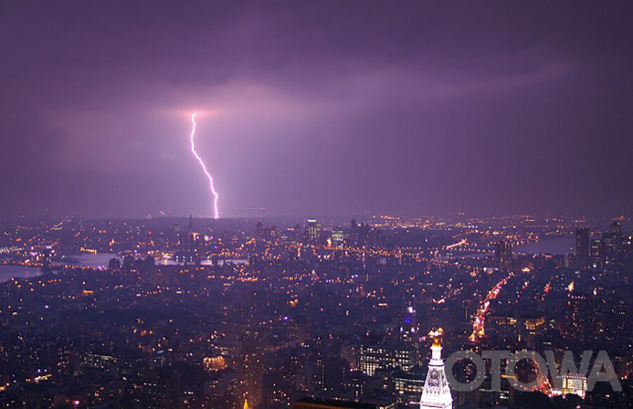 第4回 雷写真コンテスト受賞作品 佳作 -都市電撃（ニューヨーク）-