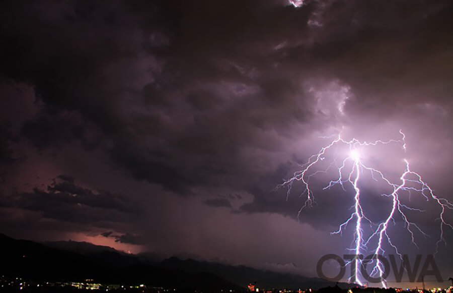 第5回 雷写真コンテスト受賞作品 佳作 -夜空の血管-