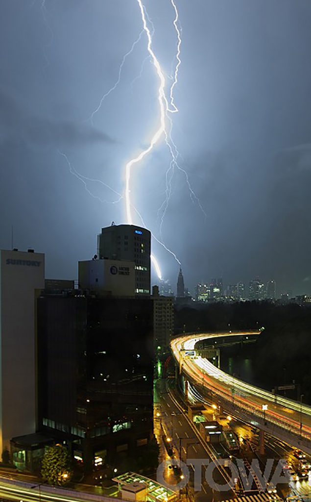 第6回 雷写真コンテスト受賞作品 優秀作品 -新宿直撃-