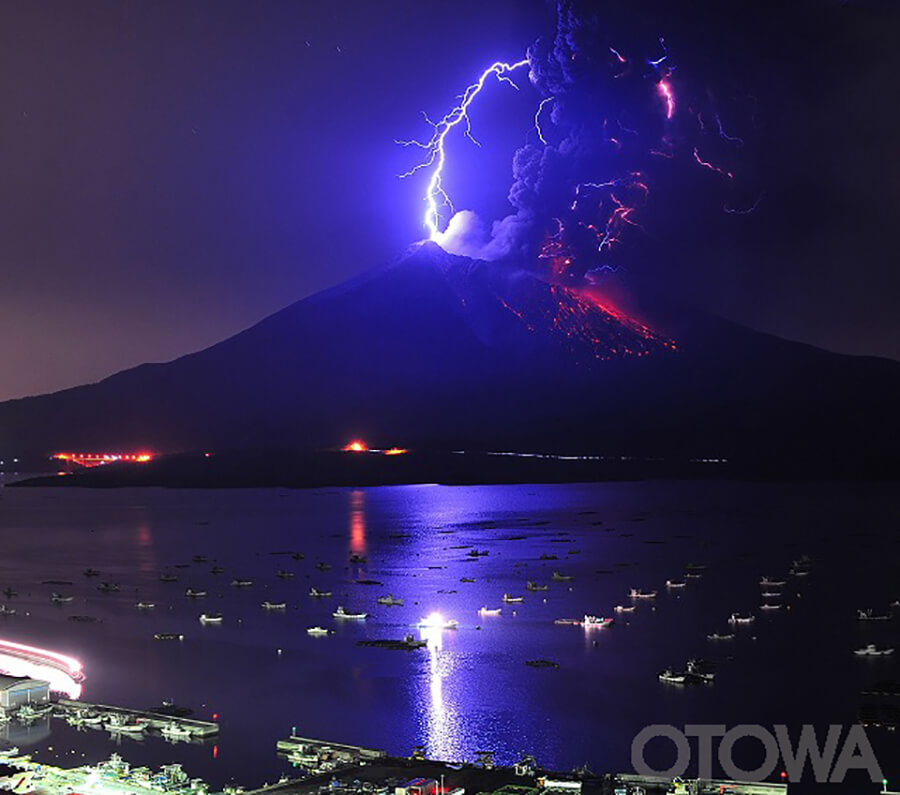 第11回 雷写真コンテスト受賞作品 優秀作品 -夜明け前の火山雷-