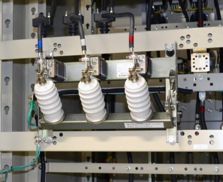 3.3kV,6.6kVキュービクル用 断路機構付き避雷器