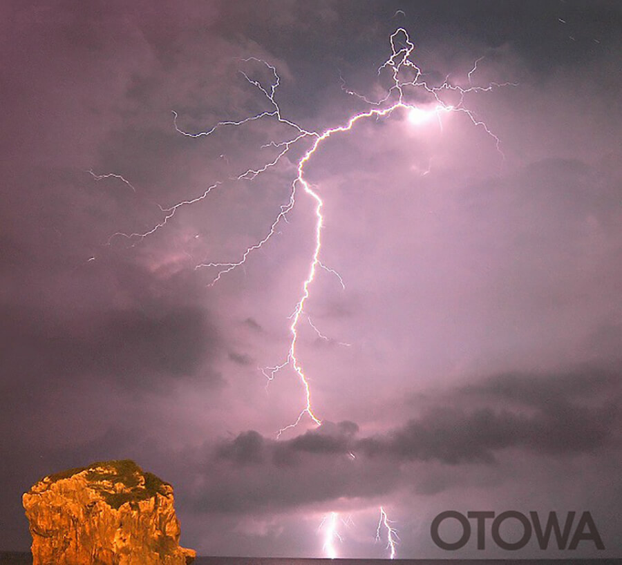 第4回 雷写真コンテスト受賞作品 佳作 -夏の夜海の雷-