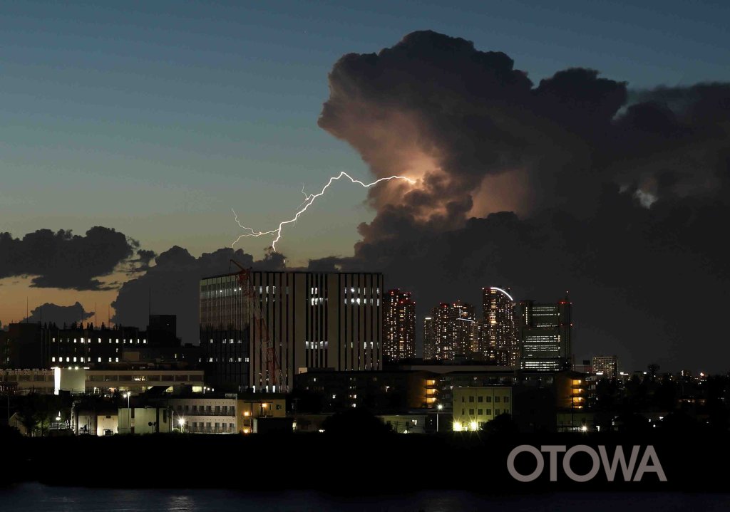 第23回 雷写真コンテスト受賞作品 銅賞 -黄昏に走る電光-