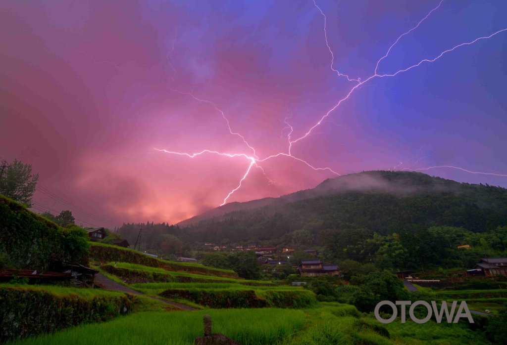 第23回 雷写真コンテスト受賞作品 佳作 -夕立鮮烈-