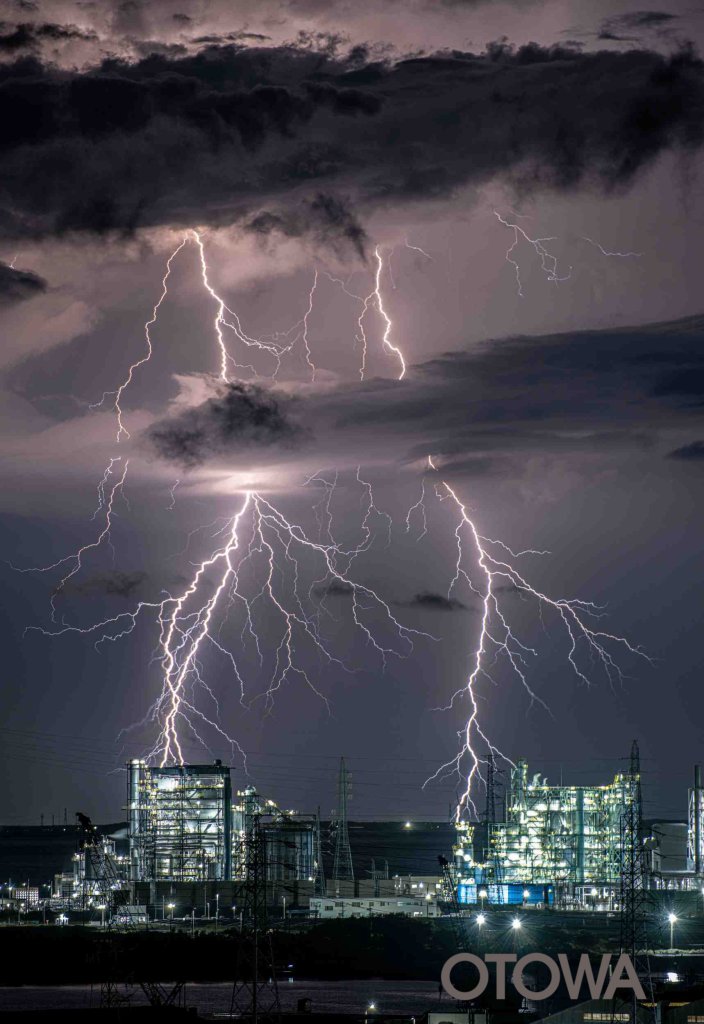 第23回 雷写真コンテスト受賞作品 佳作 -雷鳴轟く光の工場-