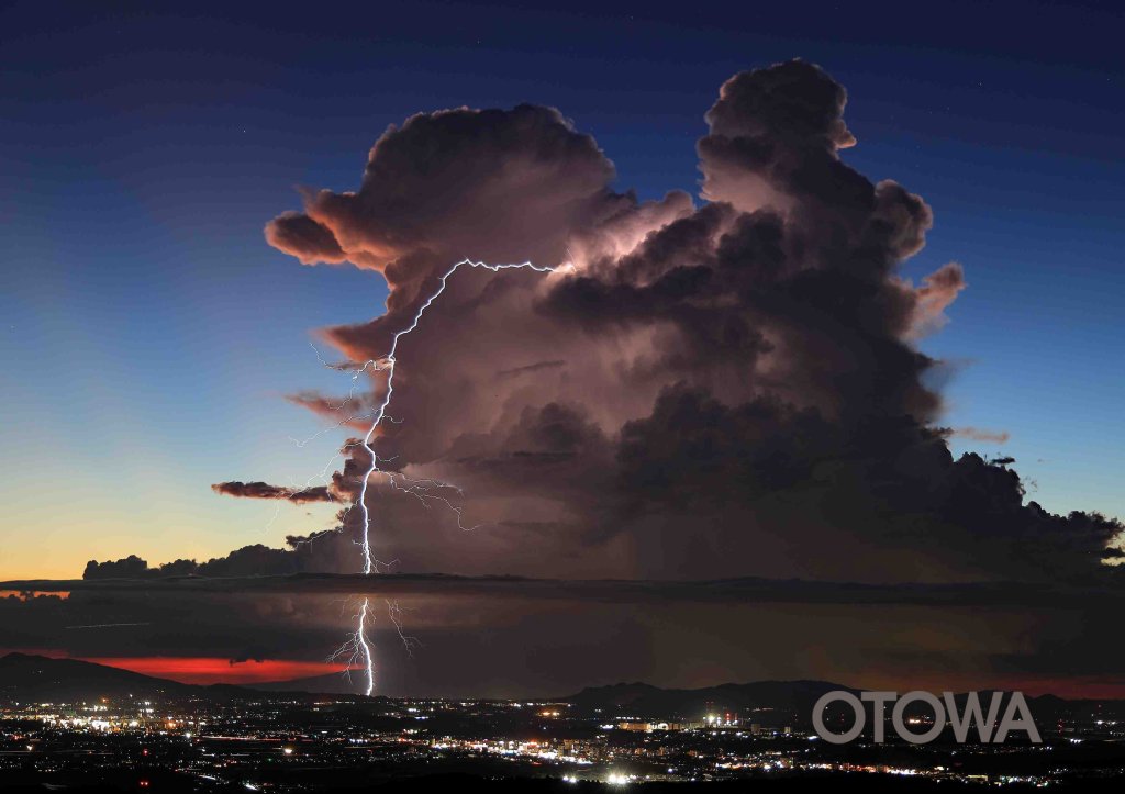 第23回 雷写真コンテスト受賞作品 学術賞 -夕暮れの巨大雷-