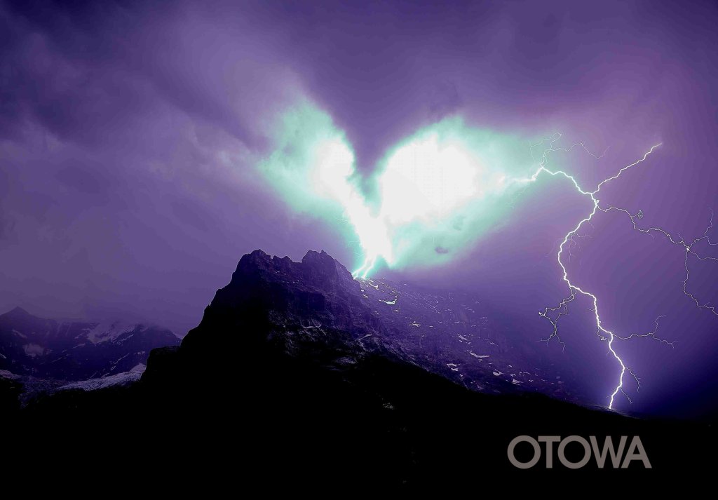 第23回 雷写真コンテスト受賞作品 銀賞 -アイガーに舞い降りる-