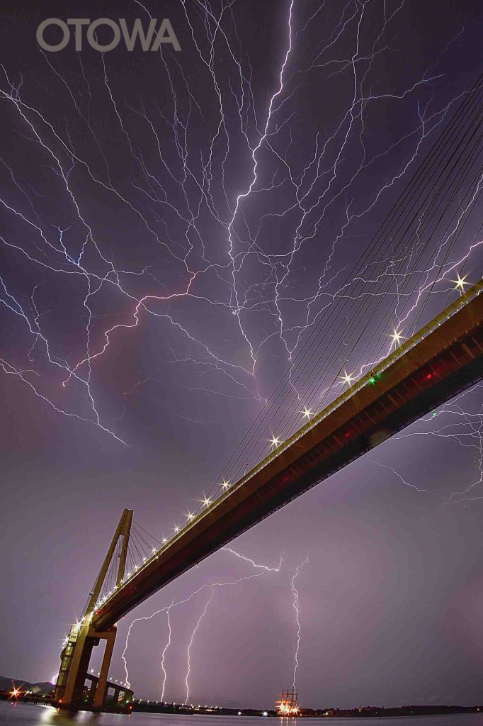 第23回 雷写真コンテスト受賞作品 銅賞 -放電の架け橋-